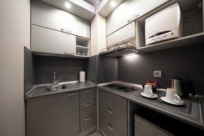 Superior Double Room with Kitchenette | Cuisine privée | Cafetière/bouilloire, bouilloire électrique, chaise haute