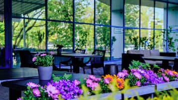 Se sirven desayunos, comidas y cenas con vista al jardín