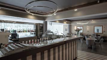 Se sirven desayunos, comidas y cenas con vista al jardín