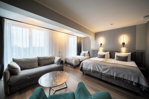 FAMILY ROOM WITH PARK VIEW | ميني بار وخزنة داخل الغرفة ومكتب ومساحة عمل للكمبيوتر المحمول