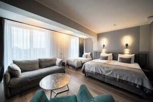 FAMILY ROOM | Minibar, caja fuerte, escritorio y espacio para trabajar con un portátil
