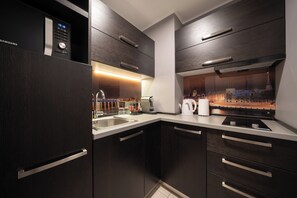 Executive Suite with Park view and balcony | مطبخ خاص | ماكينة لصنع القهوة/الشاي، غلّاية كهربائية، كرسي للأطفال