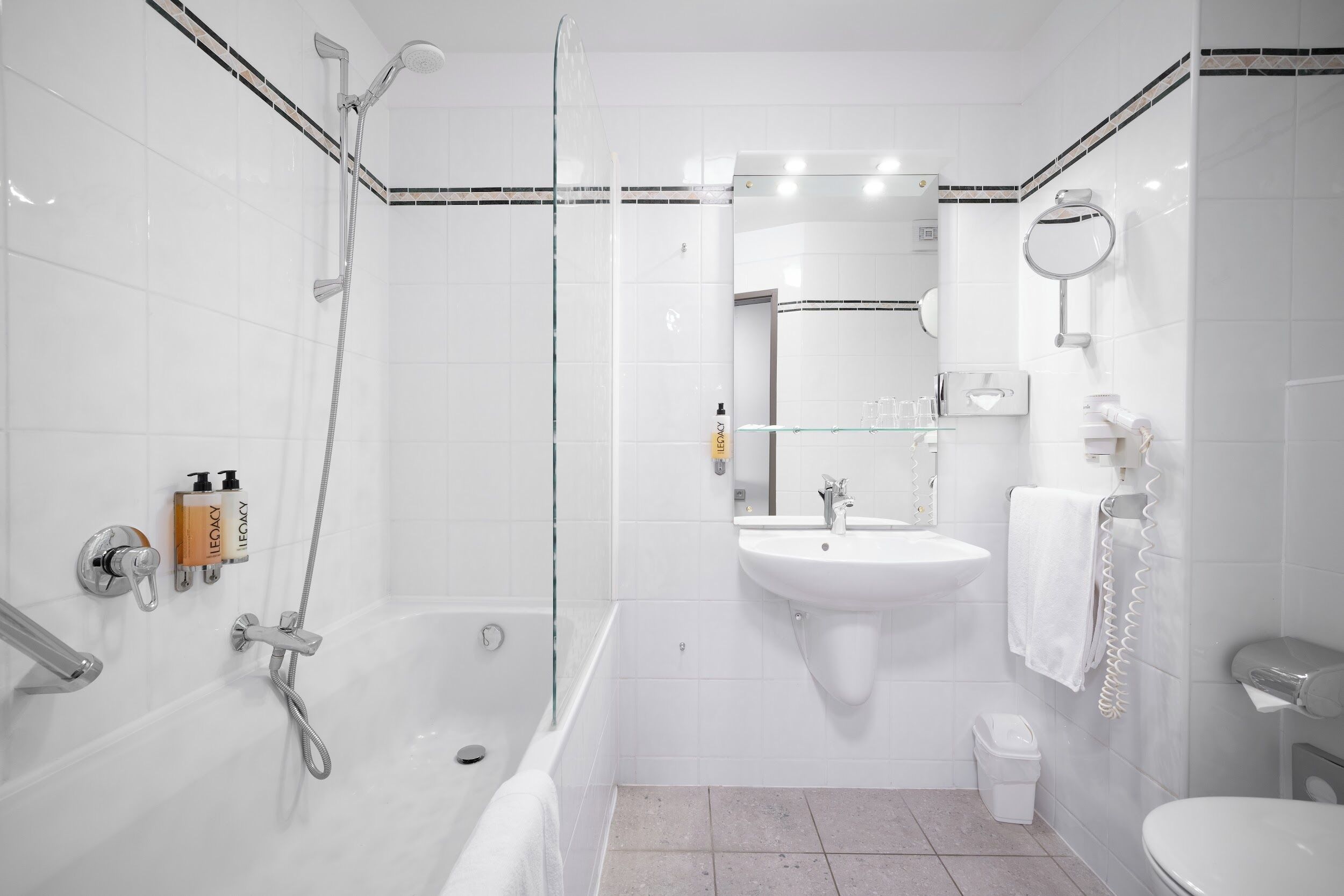 Un baño moderno con bañera, ducha y lavamanos.