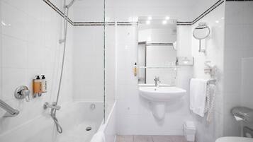 Un baño moderno con bañera, ducha y lavamanos.