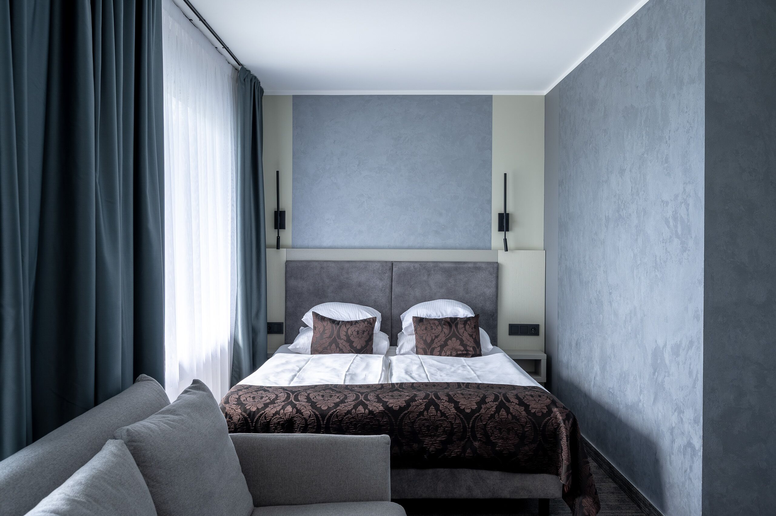 Minibar, két bảo mật tại phòng, bàn 