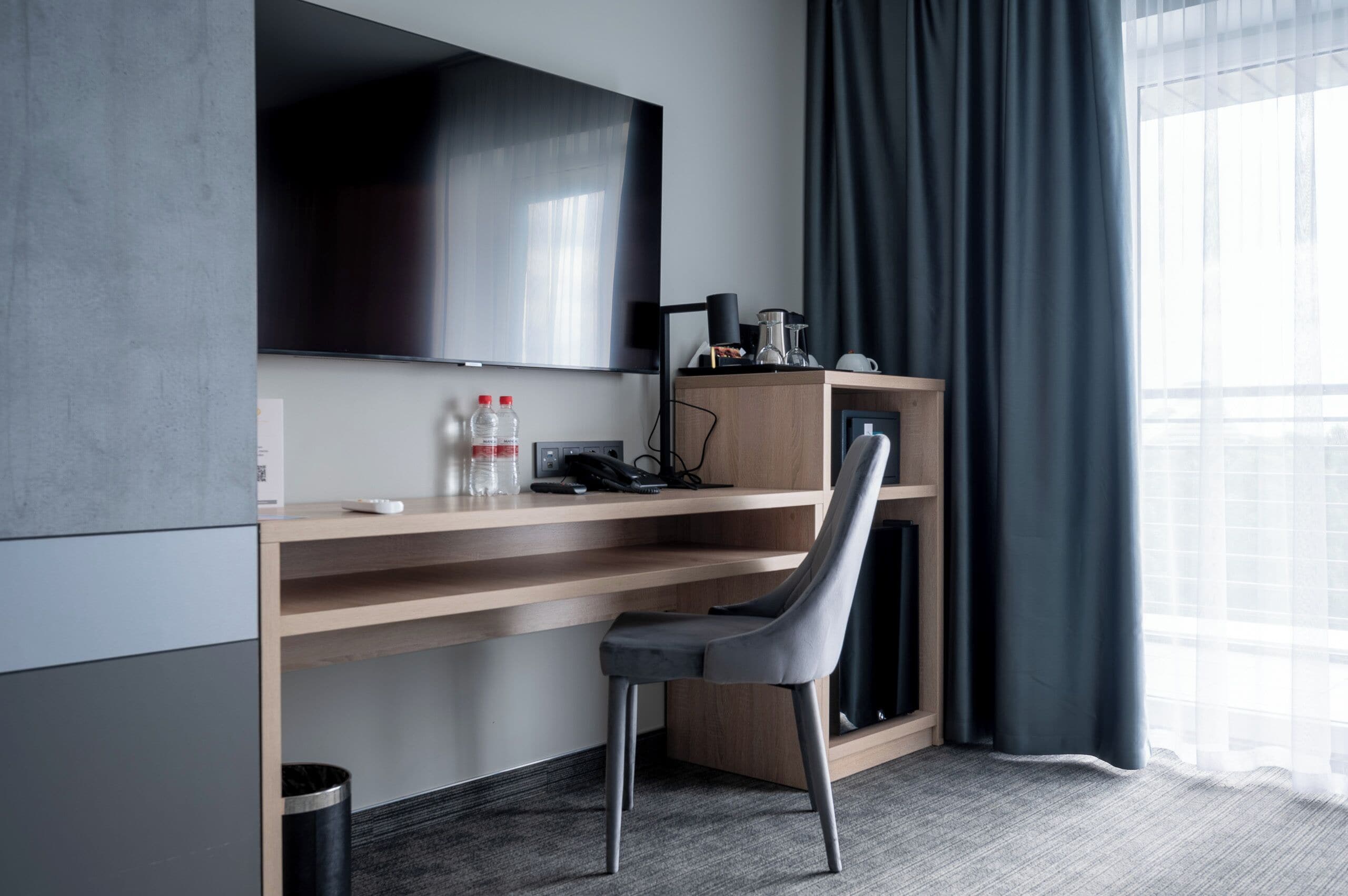 superior single with balcony and park view | 1 bedroom, minibar, in-room safe, desk