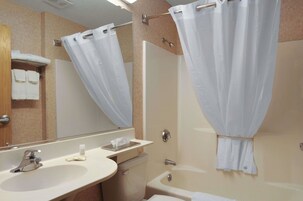 Bañera con ducha, secador de pelo, toallas