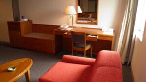 Down comforters, minibar, desk, blackout drapes - The Royal Park Hotel Hiroshima Riverside (Hiroshima)