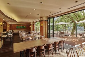 Serveert ontbijt, lunch en diner