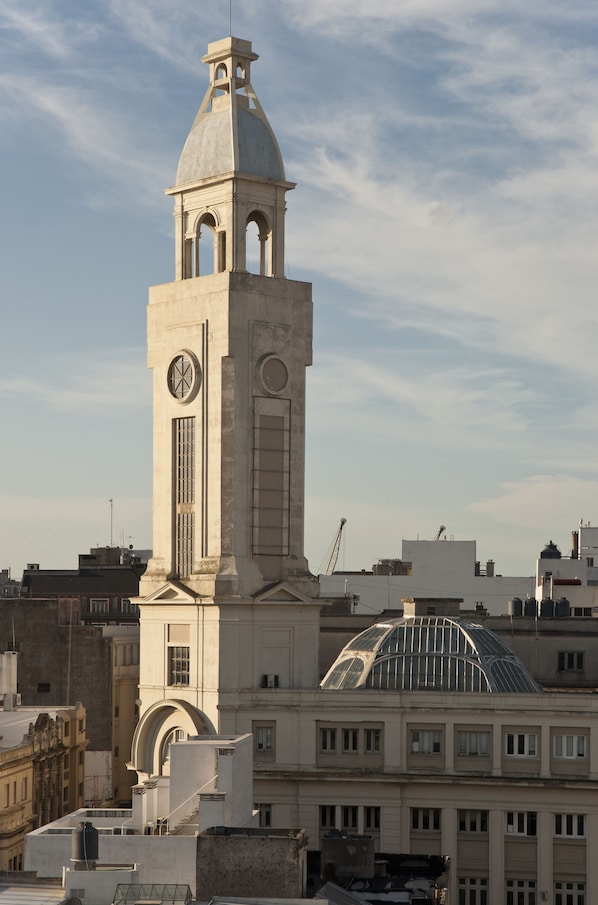 Un edificio histórico con una imponente torre de reloj y una cúpula.