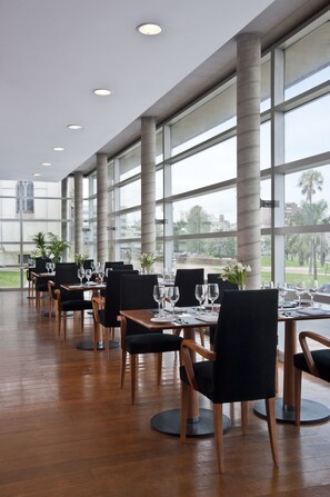 Lunch, dinner served; international cuisine, ocean views  - NH Montevideo Columbia (Montevideo)