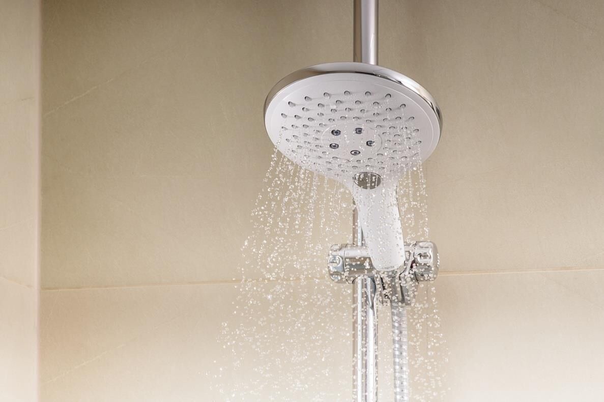 Un cabezal de ducha con agua saliendo.