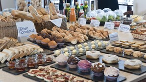 Ein reichhaltiges Frühstücksbuffet mit verschiedenen Brotsorten, Gebäck und Aufstrichen.