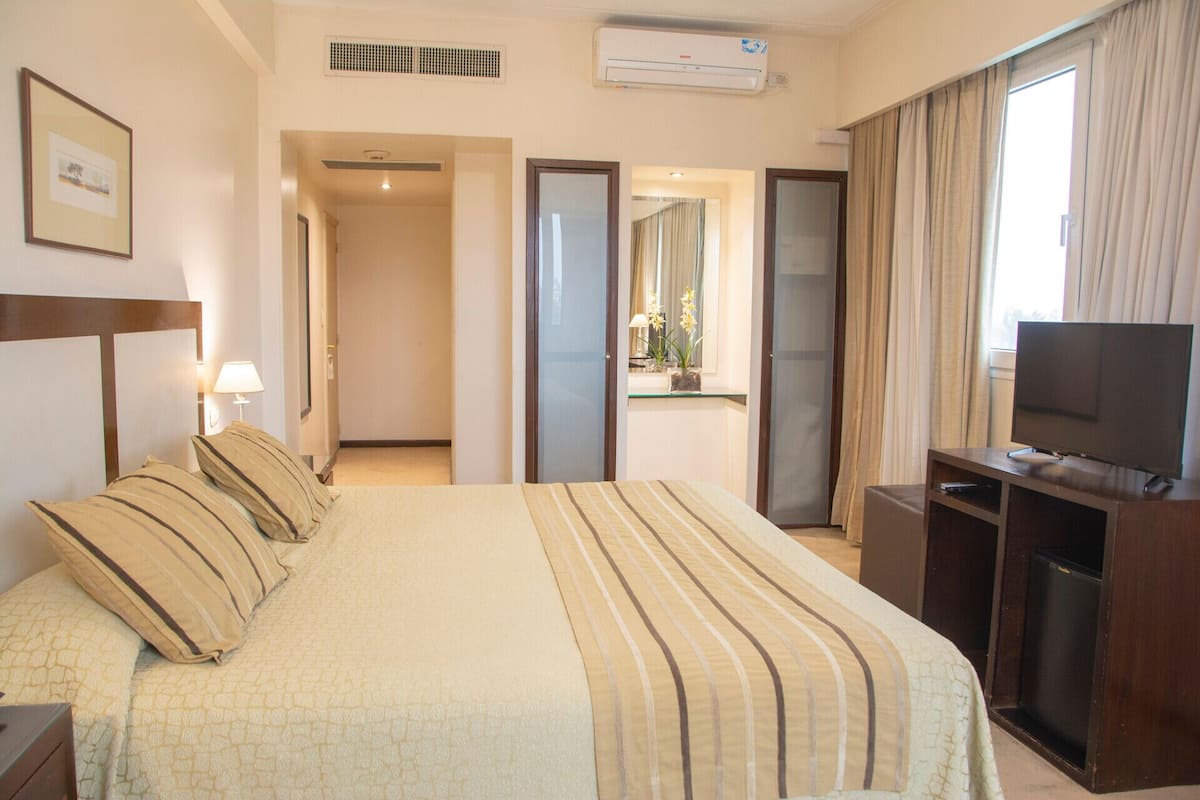 1 bedroom, premium bedding, down comforters, pillowtop beds