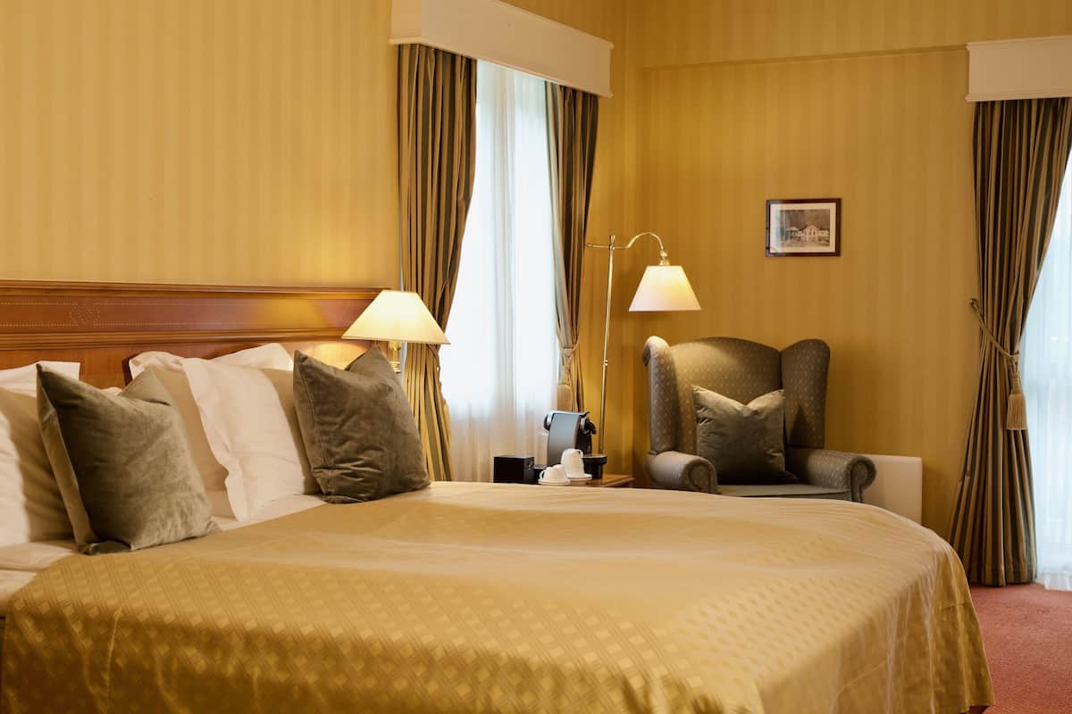 Deluxe Room | Premium bedding, in-room safe, desk, laptop workspace