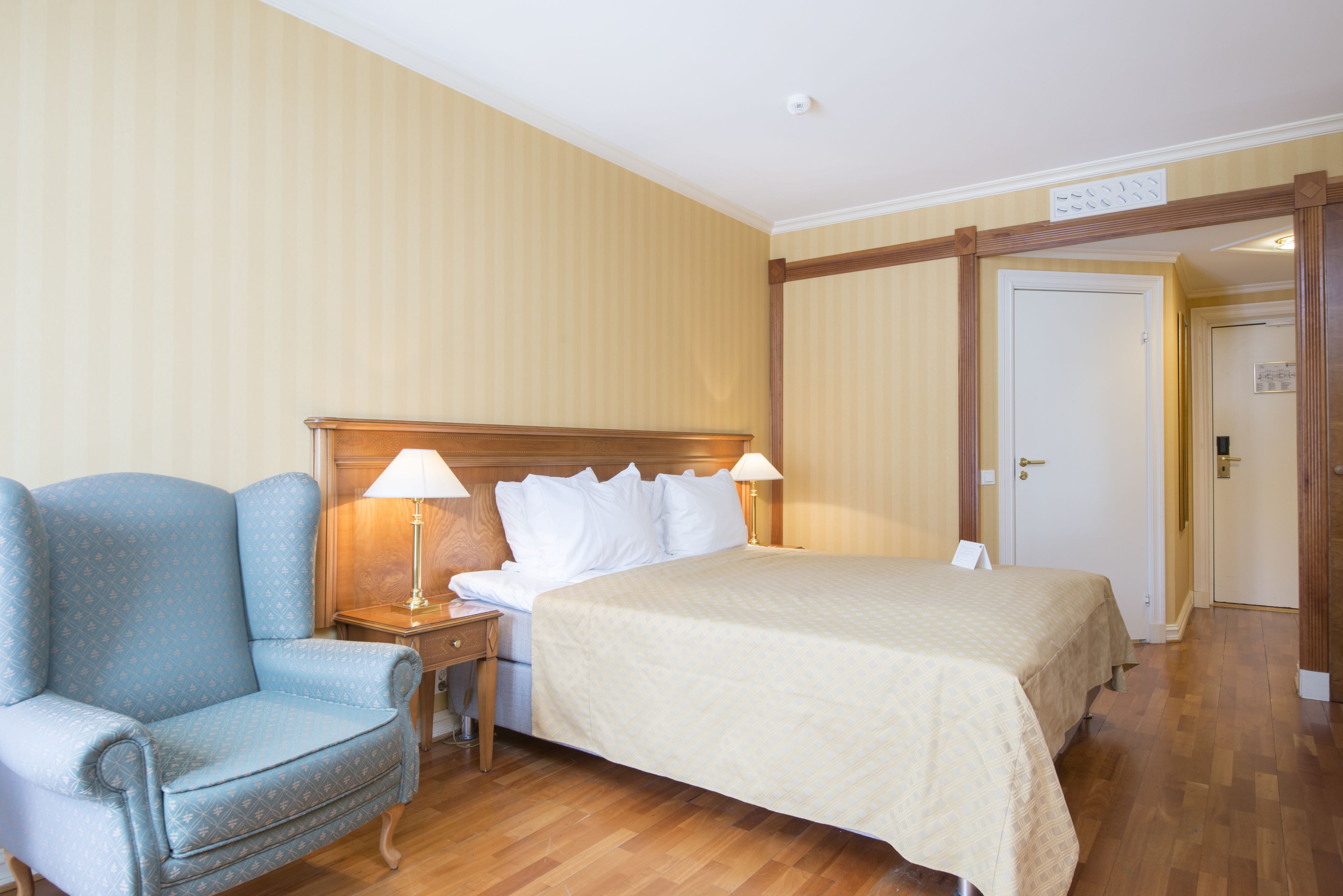 Premium bedding, in-room safe, desk, laptop workspace