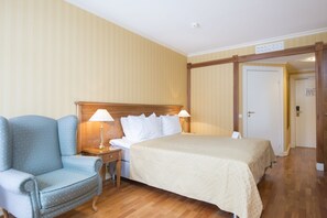 Ropa de cama de alta calidad y caja de seguridad en la habitación 