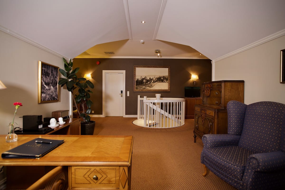 Suite | Premium bedding, in-room safe, desk, laptop workspace