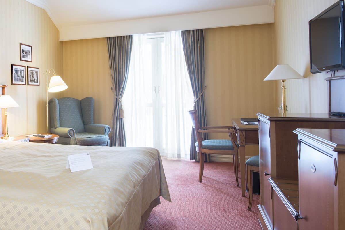 Standard Room | Premium bedding, in-room safe, desk, laptop workspace
