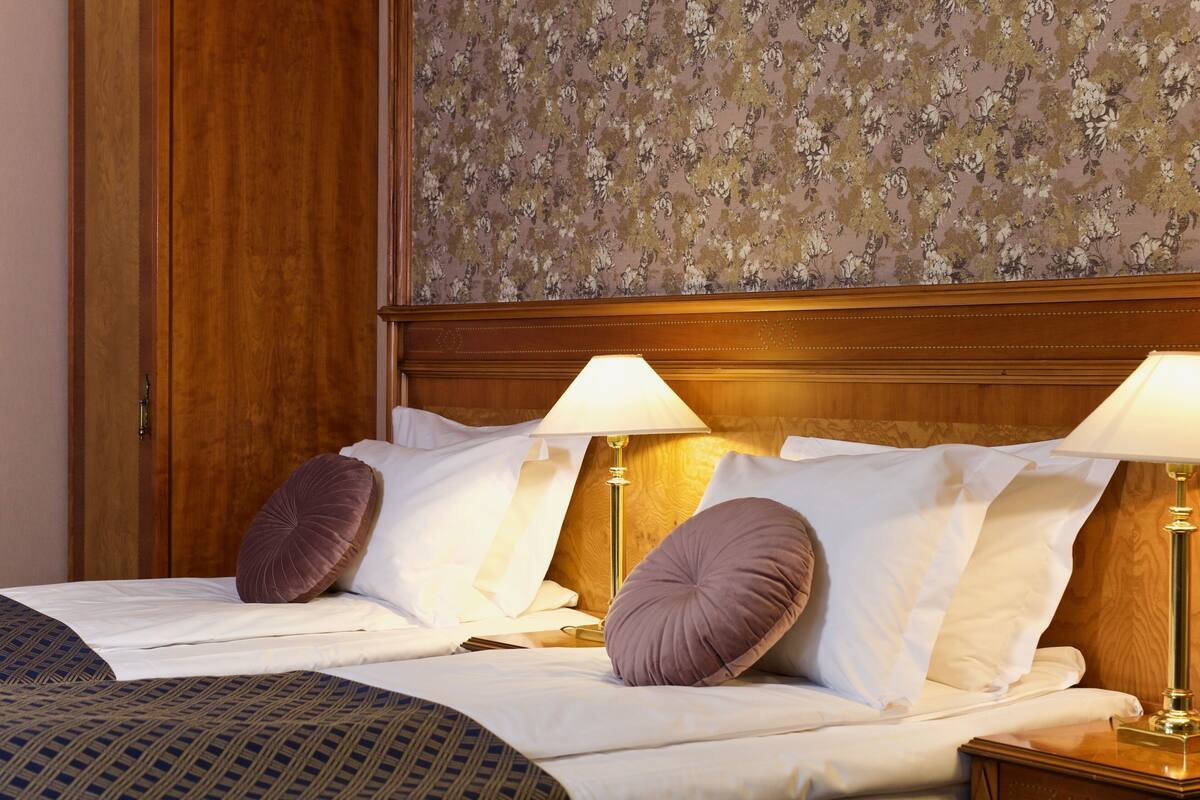 standard room | premium bedding, in-room safe, desk, laptop workspace