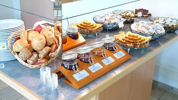 Petit déjeuner buffet (14 EUR par personne)