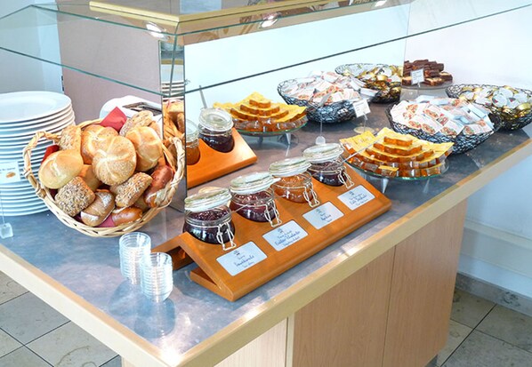 Tägliches Frühstücksbuffet (14 EUR pro Person)