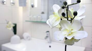 Bañera con ducha, secador de pelo, toallas