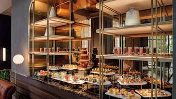 2 restaurants, breakfast served