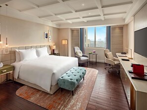 Een minibar, een kluis op de kamer, een bureau, een laptopwerkplek