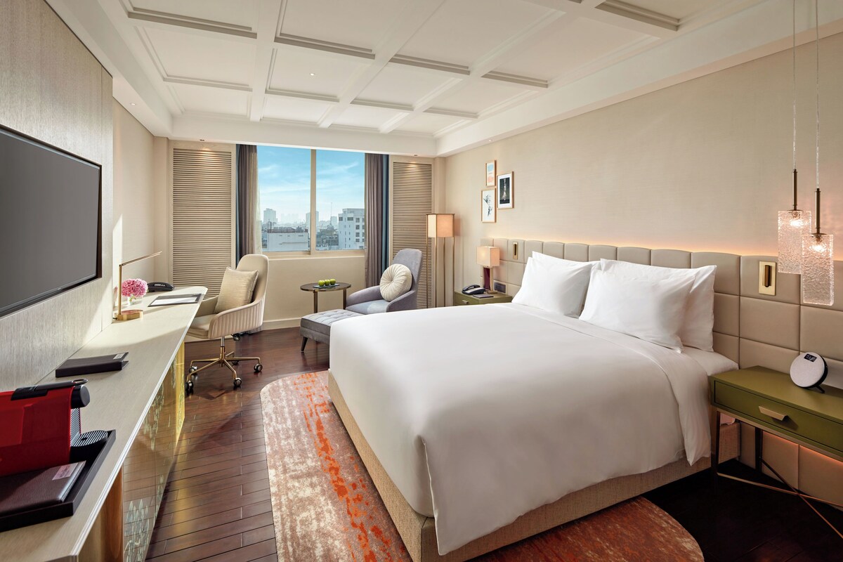 Executive kamer, 1 kingsize bed, toegang tot de clublounge (Complimentary Daily Chocolate Hour) | Een minibar, een kluis op de kamer, een bureau, een laptopwerkplek