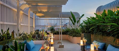 2 bars/lounges, lobby lounge