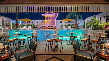 2 bars, lounge dans le hall