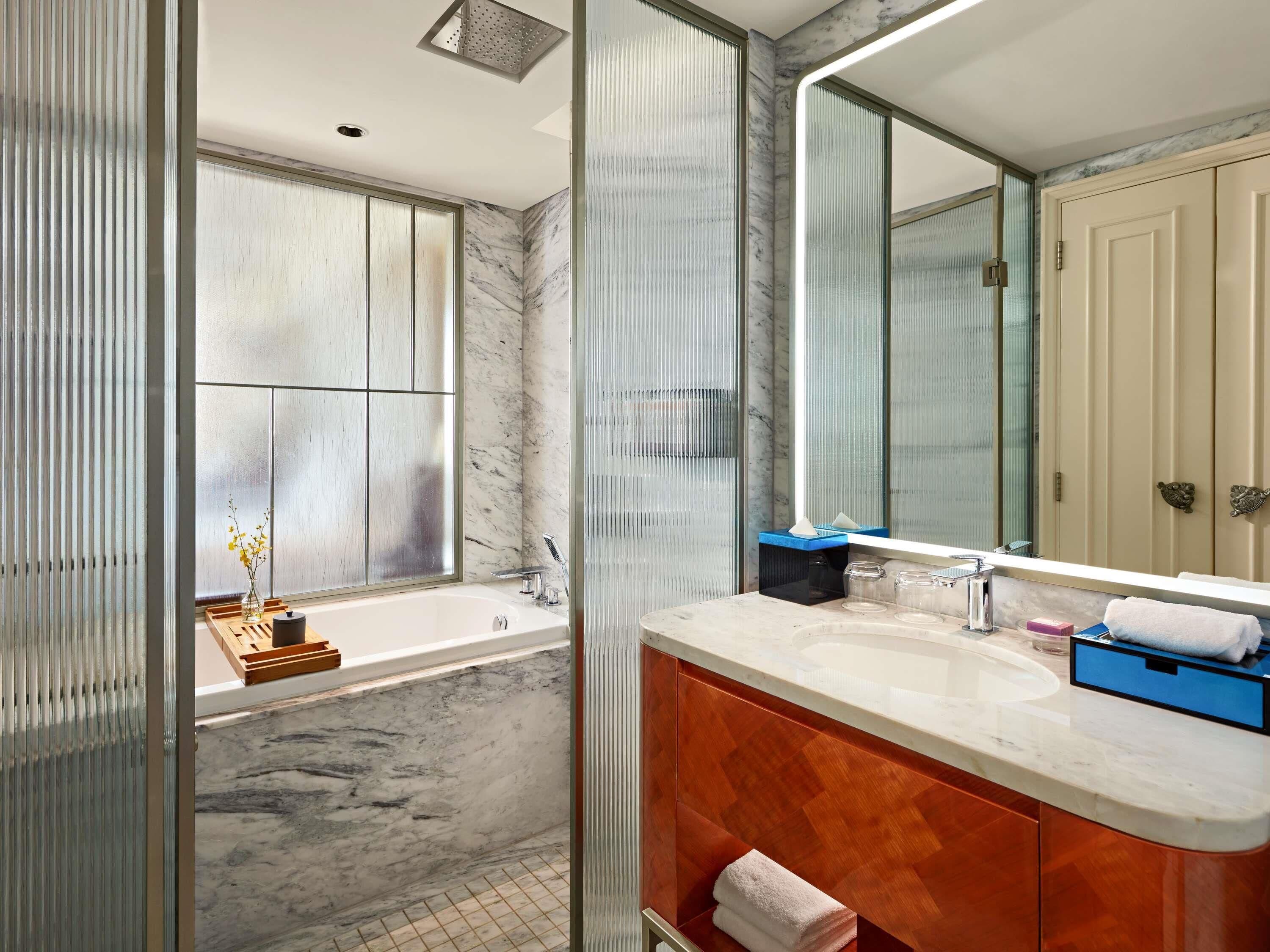 尊荣客房, 1 张特大床 | 迷你吧、客房内保险箱、办公桌、笔记本电脑工作区