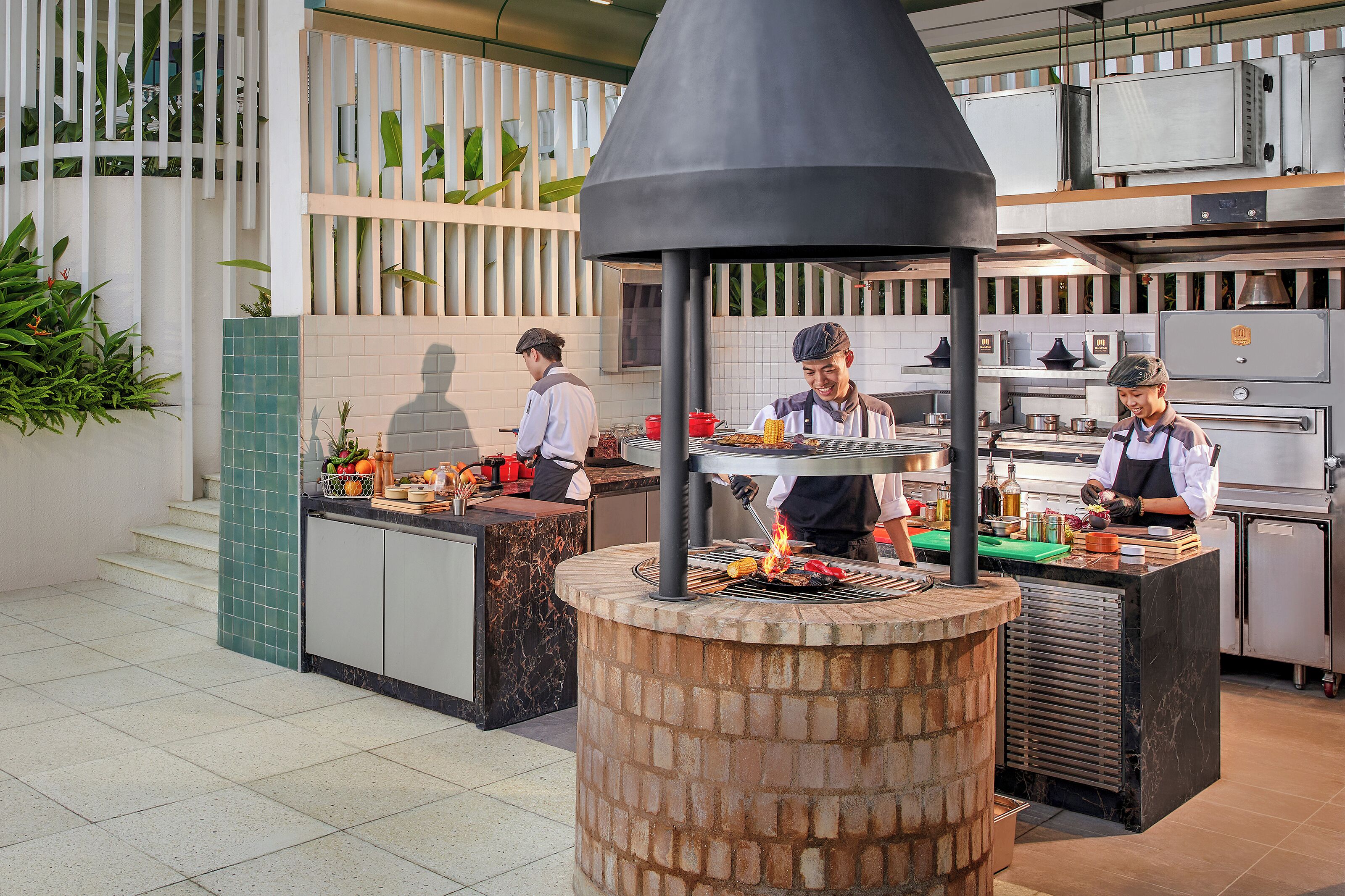 deluxe room, 1 king bed | minibar, in-room safe, desk, laptop workspace