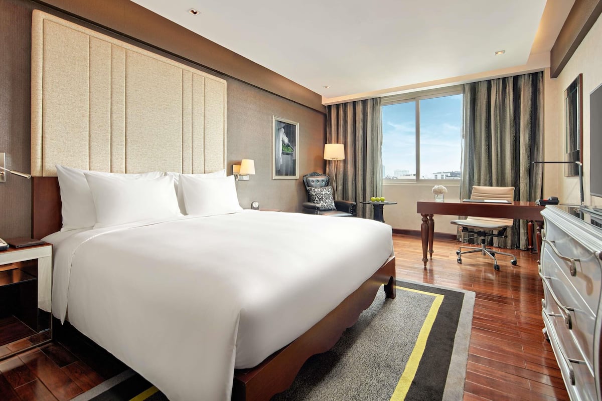 Classic Room, 1 King Bed | Minibar, in-room safe, desk, laptop workspace