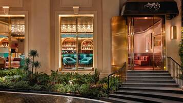 2 quầy bar/khu lounge, lounge tại sảnh