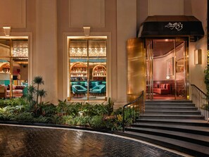 2 bares, salón en el lobby