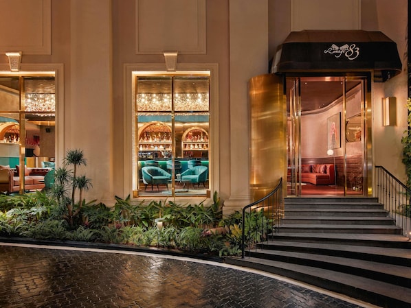 2 bars/lounges, lobby lounge - Movenpick Hotel Hanoi Centre (Hanoi)