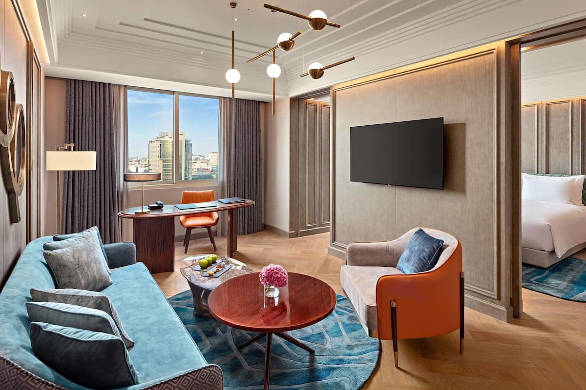 Executive Suite, 1 King Bed | Minibar, in-room safe, desk, laptop workspace