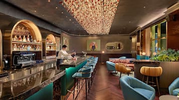 2 bars/lounges, lobby lounge