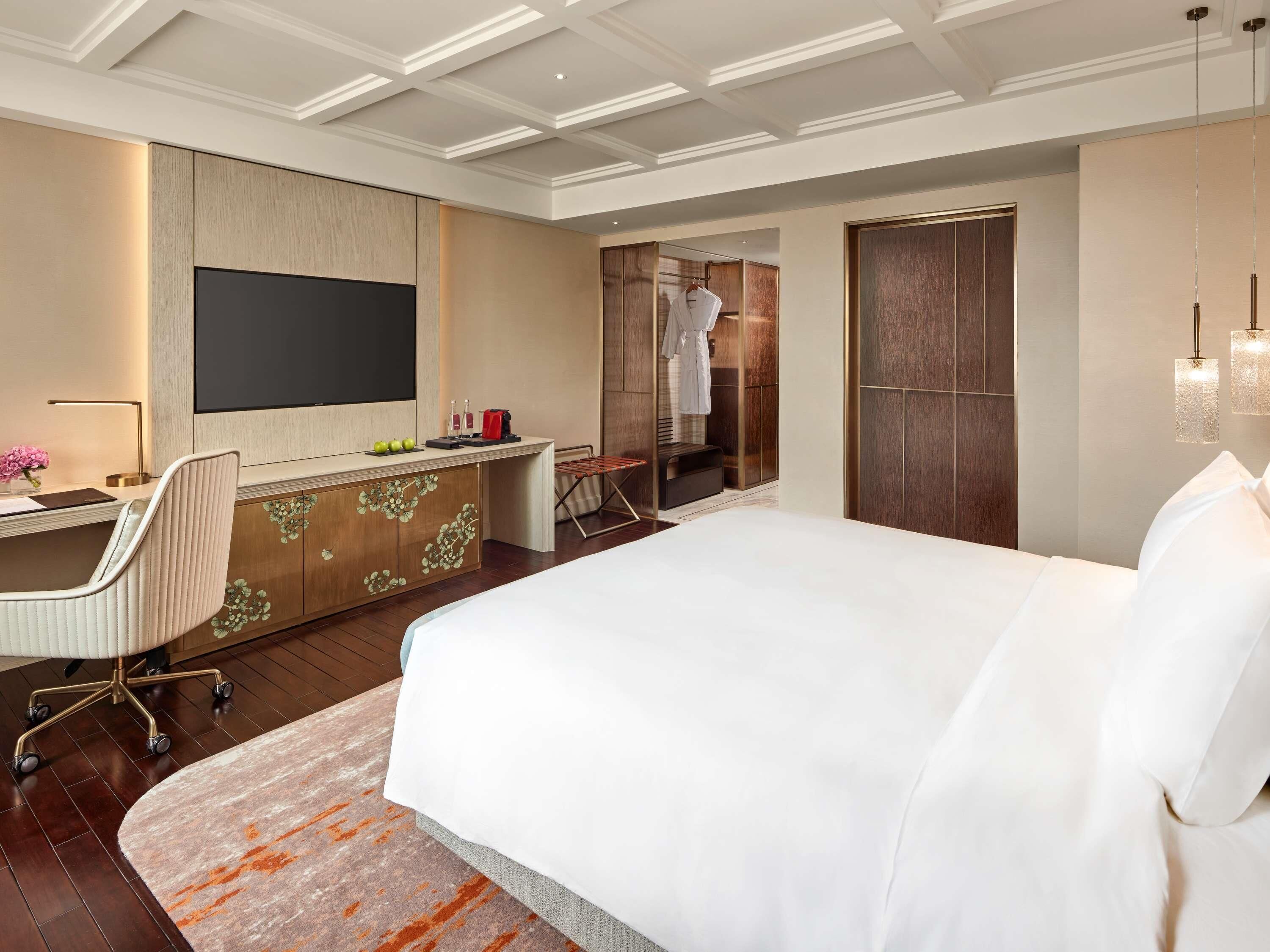 Rom – deluxe, 1 kingsize-seng | Minibar, safe på rommet, skrivebord og skrivebord for bærbar PC