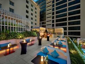 2 bars/lounges, lobby lounge
