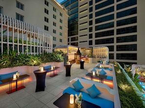 2 bars/lounges, lobby lounge