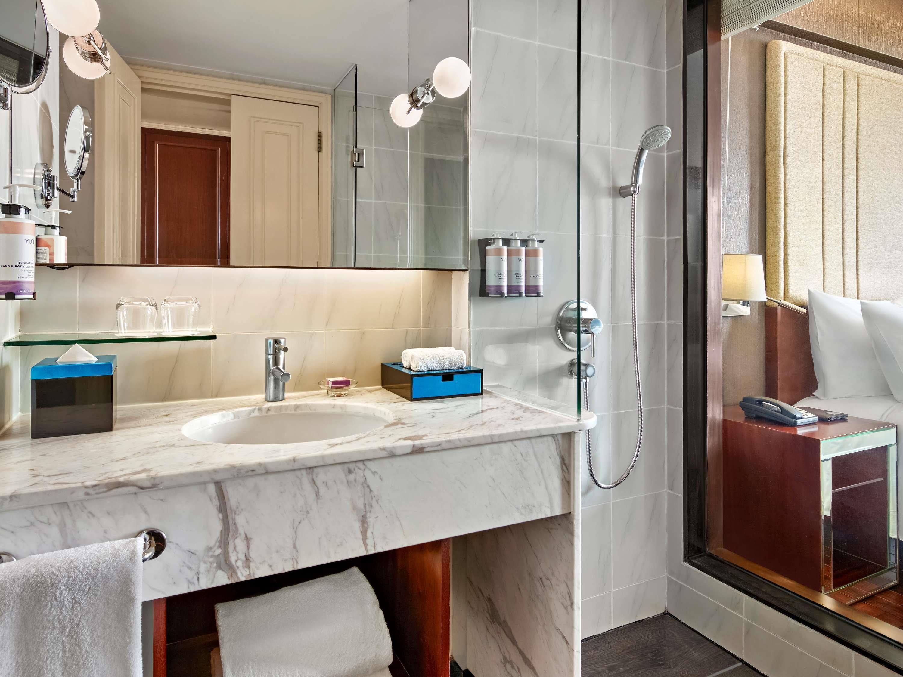 Minibar, Zimmersafe, Schreibtisch, laptopgeeigneter Arbeitsplatz