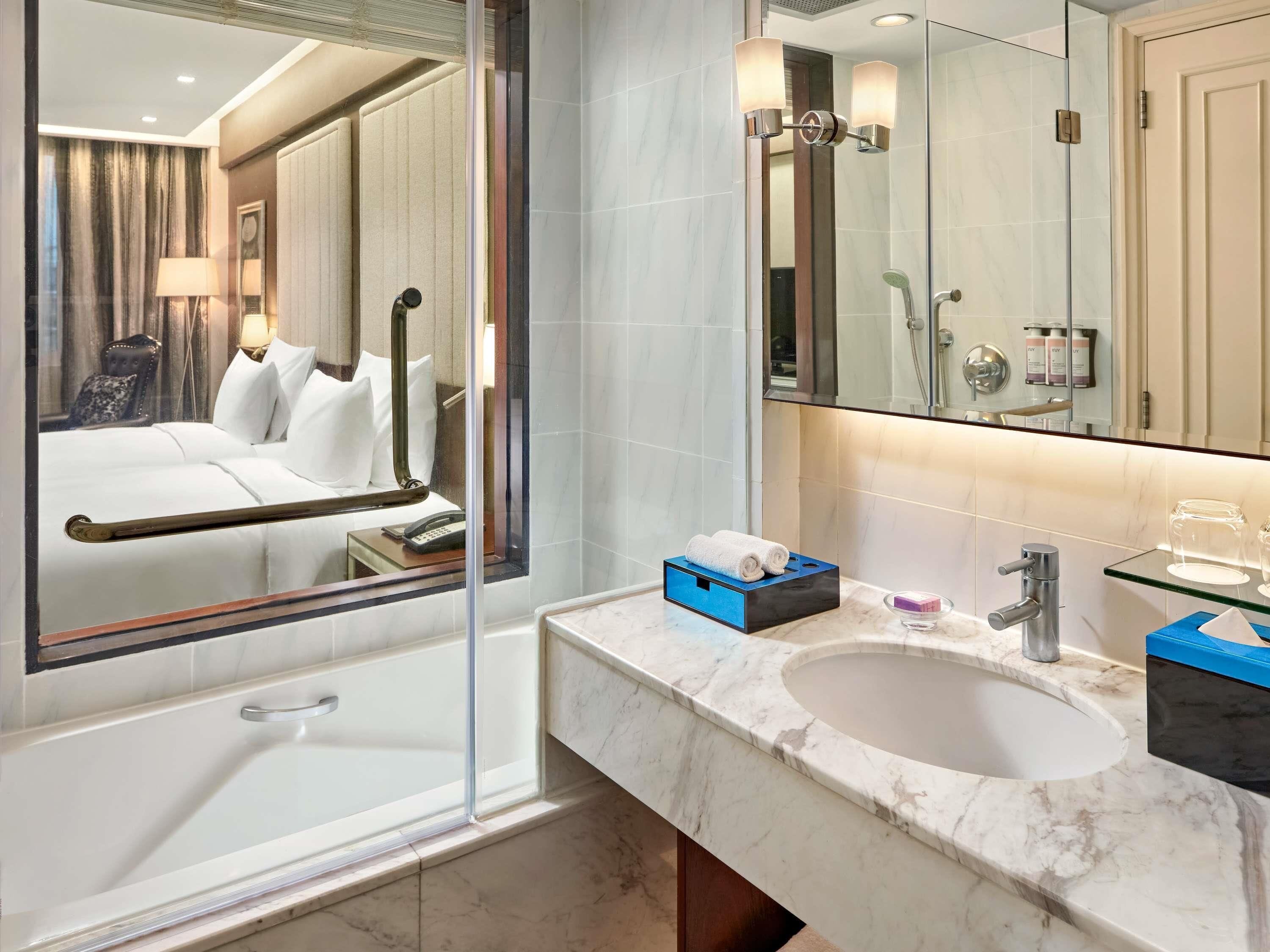 Minibar, värdeförvaringsskåp på rummet och skrivbord