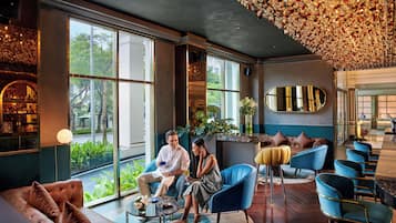 2 bars/lounges, lobby lounge