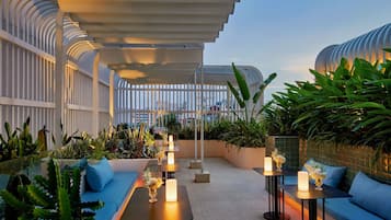 2 bares, salón en el lobby