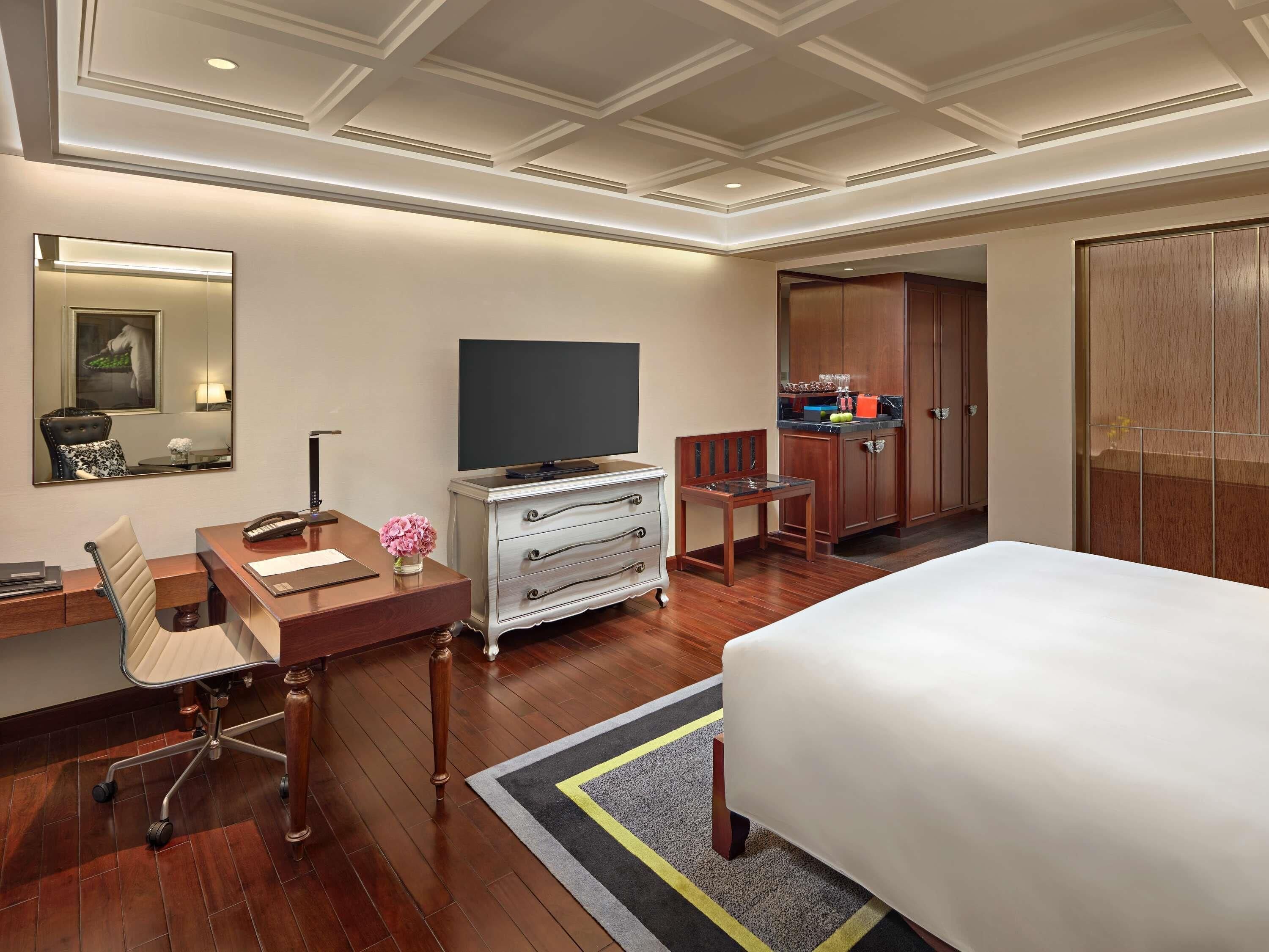 Deluxe Room, 1 King Bed (Complimentary Daily Chocolate Hour) | Minibar, in-room safe, desk, laptop workspace