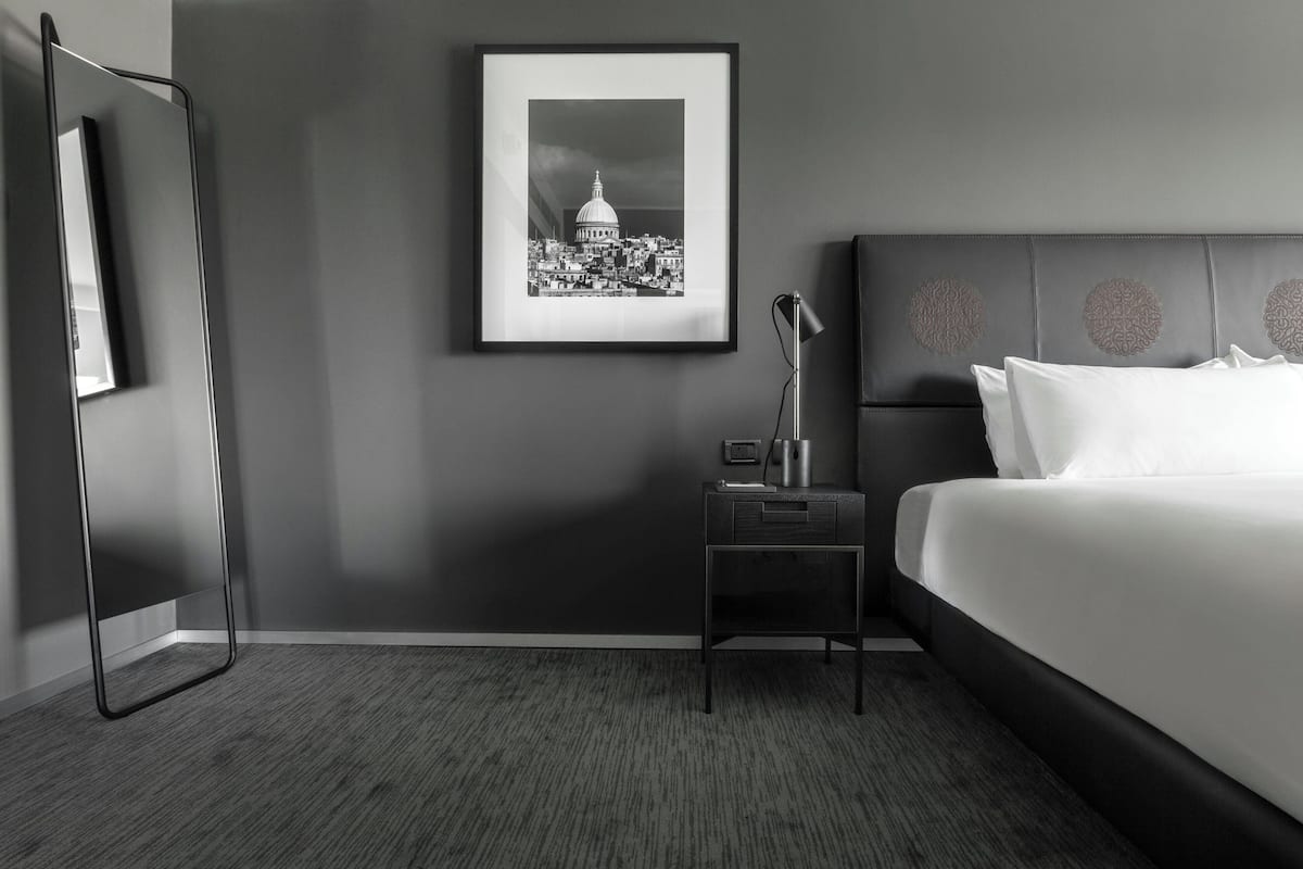 Suite Ville, 1 très grand lit, accès au bar-salon | Literie de qualité, couette en duvet, minibar