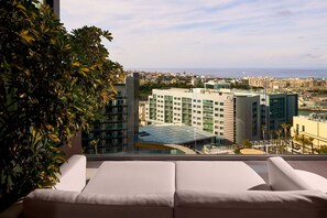 Un balcone con vista sulla città e sul mare.